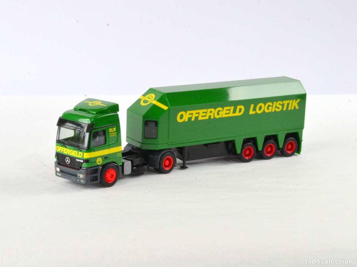 Coches a escala: Herpa Escala 1:87 H0 Cami&oacute;n Articulado Mercedes Benz Actros Vidrio Adam Offergeld con Caja
