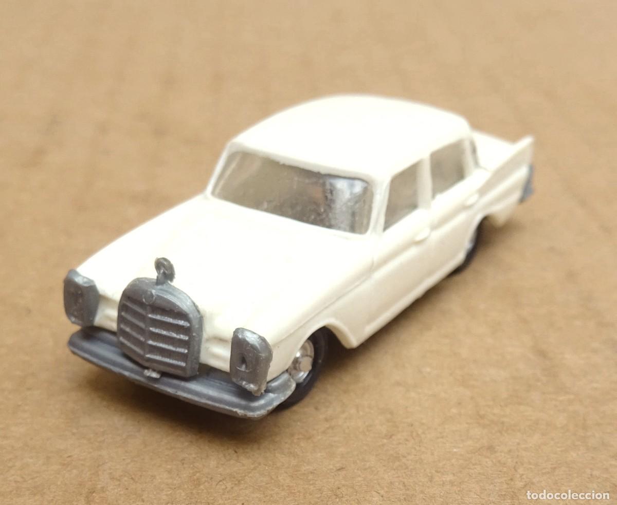 Coches a escala: EKO MERCEDES 220 Blanco roto 1/86 escala