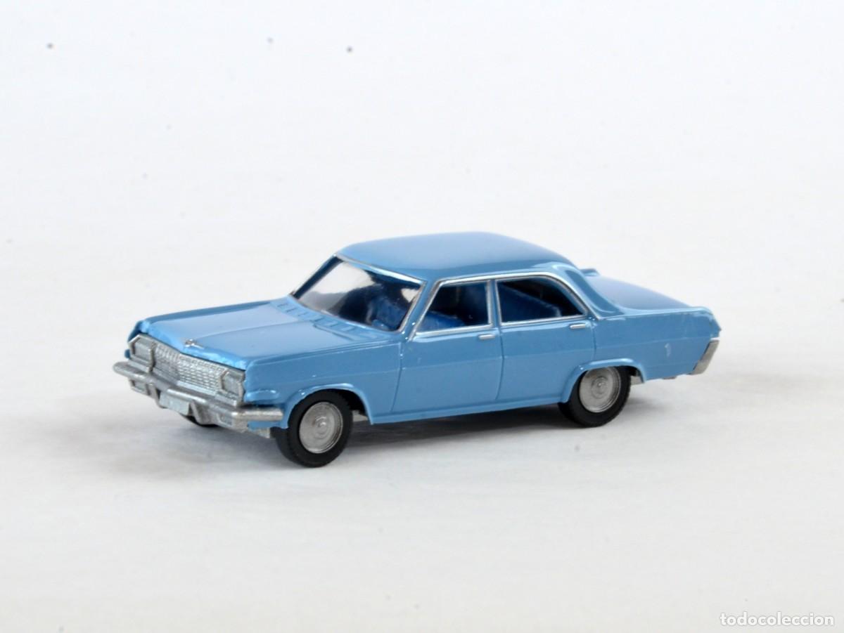 Coches a escala: Wiking Escala 1:87 H0 Opel Kapit&auml;n Azul Claro Impecable con Caja