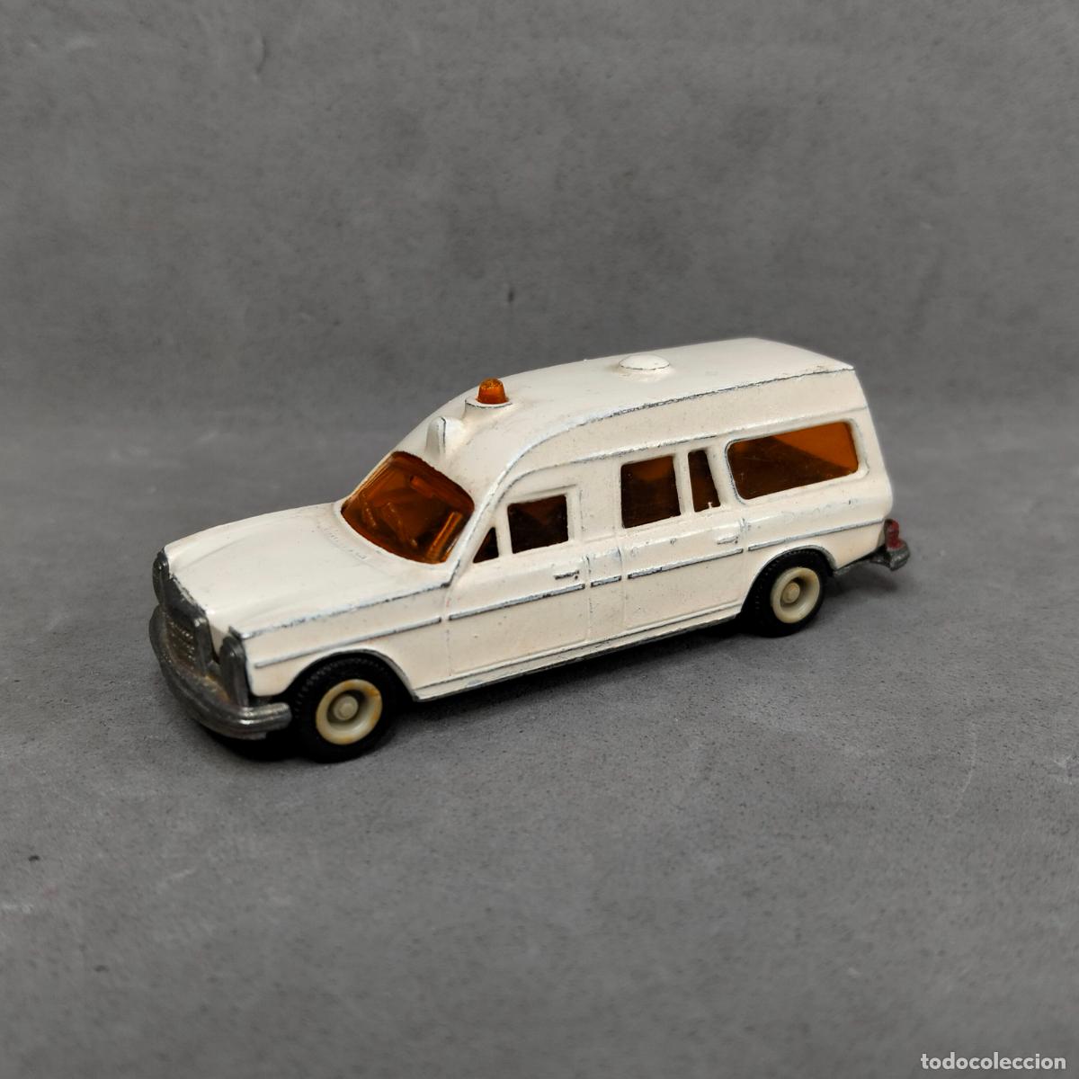 Coches a escala: Antiguo modelo de MERCEDES BENZ (300D) AMBULANCE colecci&oacute;n MiniJet de NOREV. 1a serie, principios 80