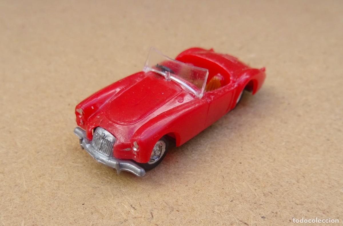 Coches a escala: EKO MGA 1600 rojo pastel 1/86 Escala