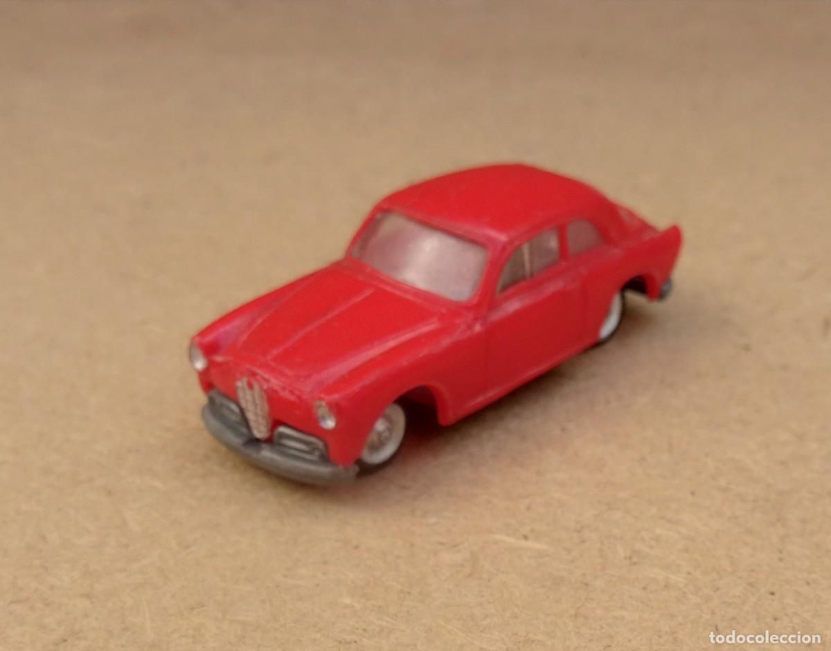 Coches a escala: EKO ALFA ROMEO GIULIETTA SPRINT Rojo pastel 1/86 Escala