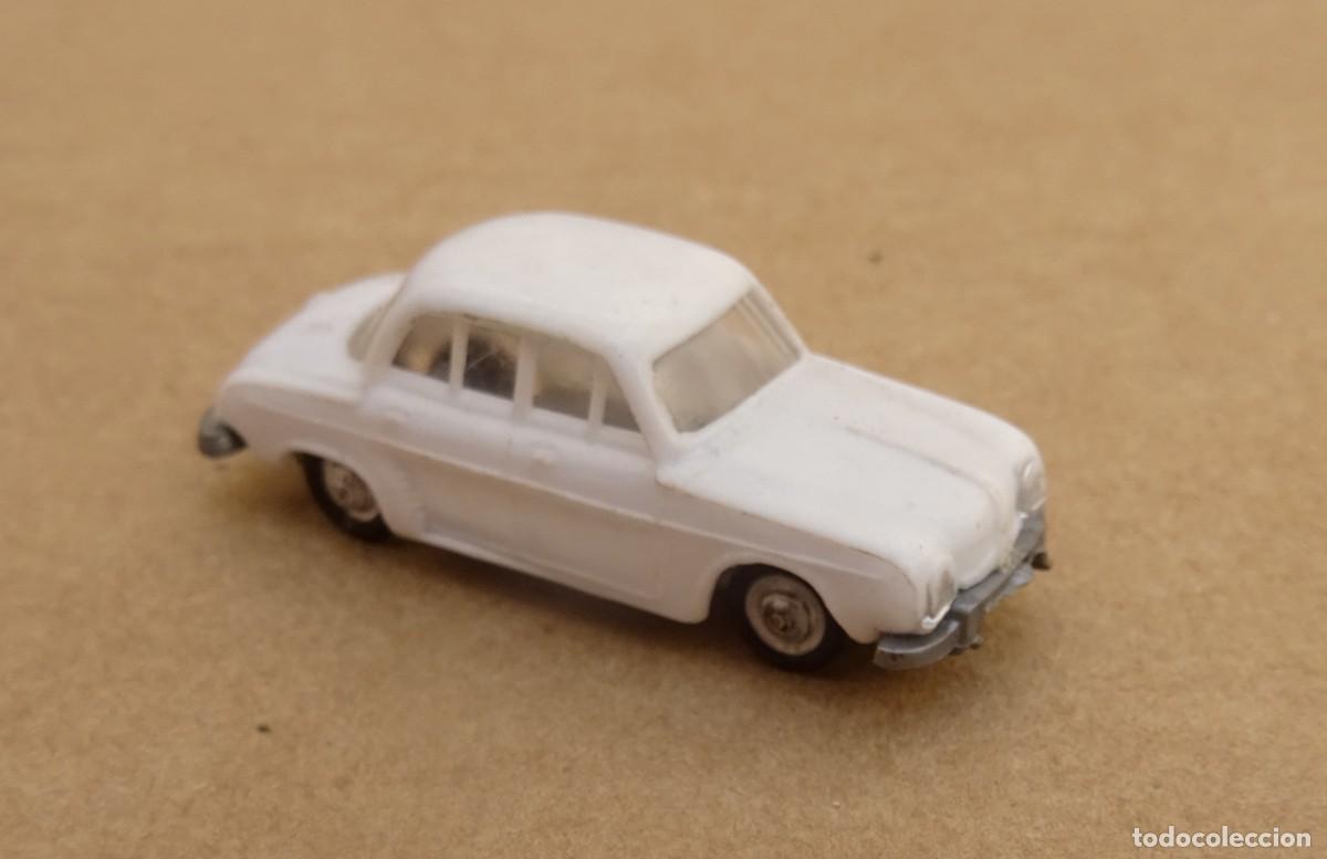 Coches a escala: EKO Renault Dauphine blanco roto 1/88 escala