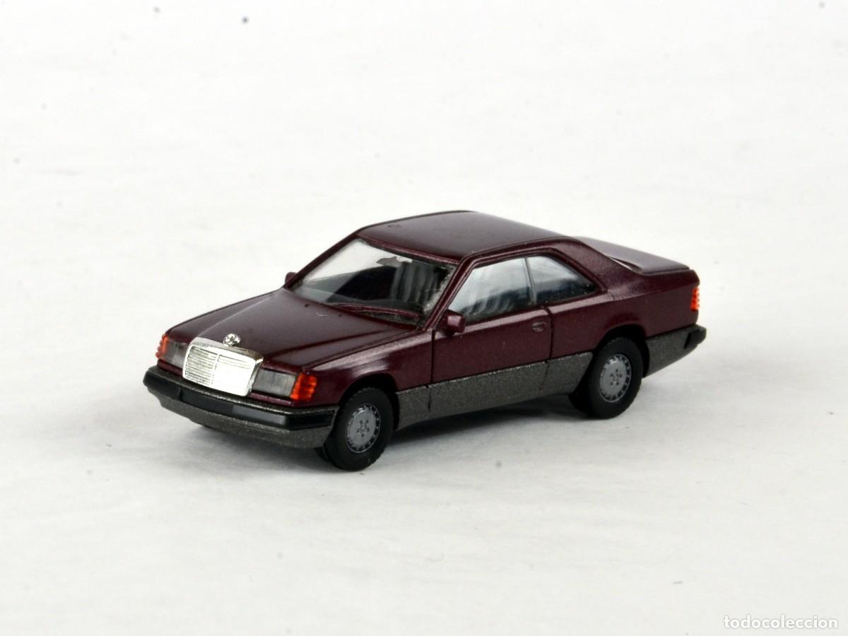 Coches a escala: Herpa Escala 1:87 H0 Mercedes Benz 300CE/124 Burdeos Metalizado