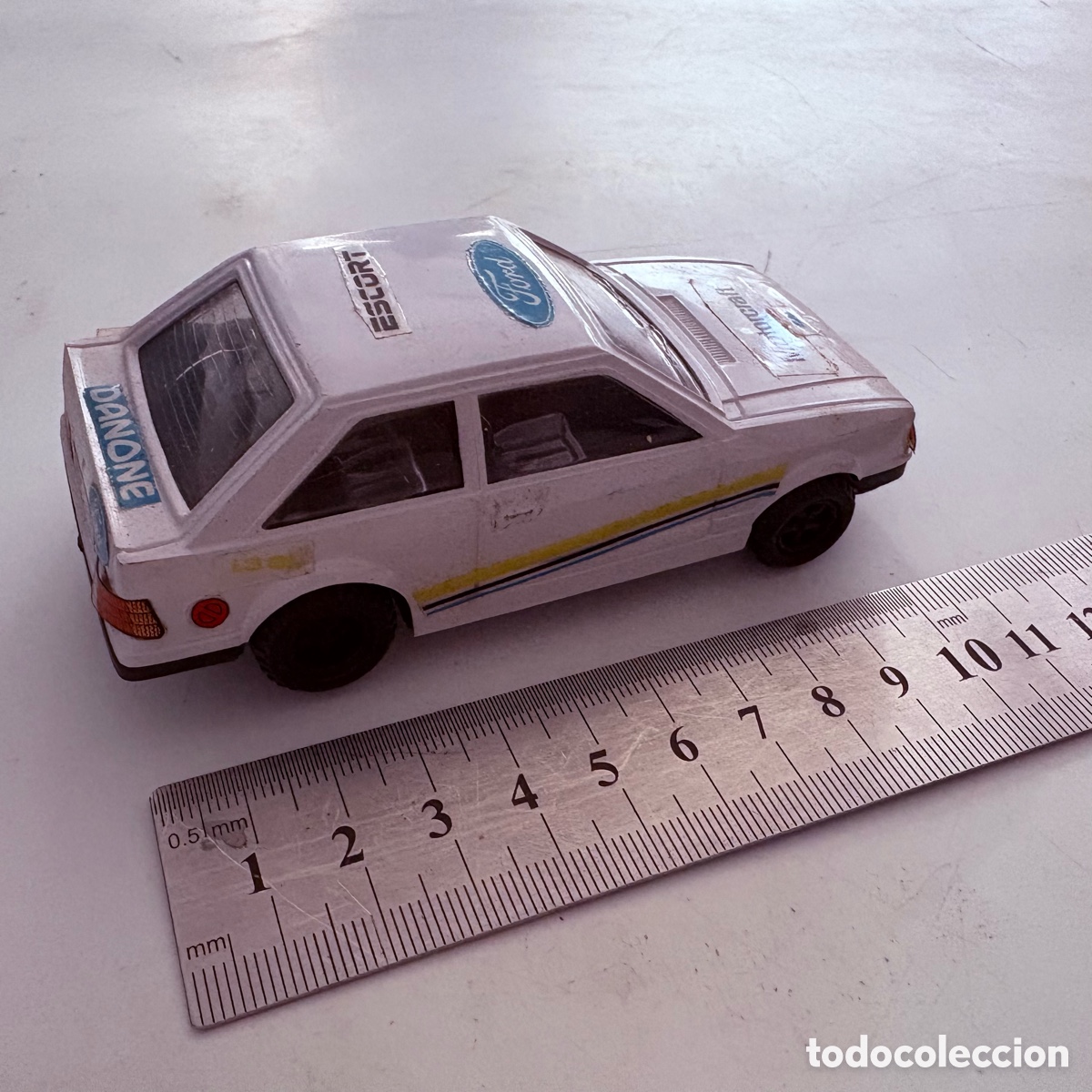 Coches a escala: Coche Ford escort blanco premio de Danone a&ntilde;os 80