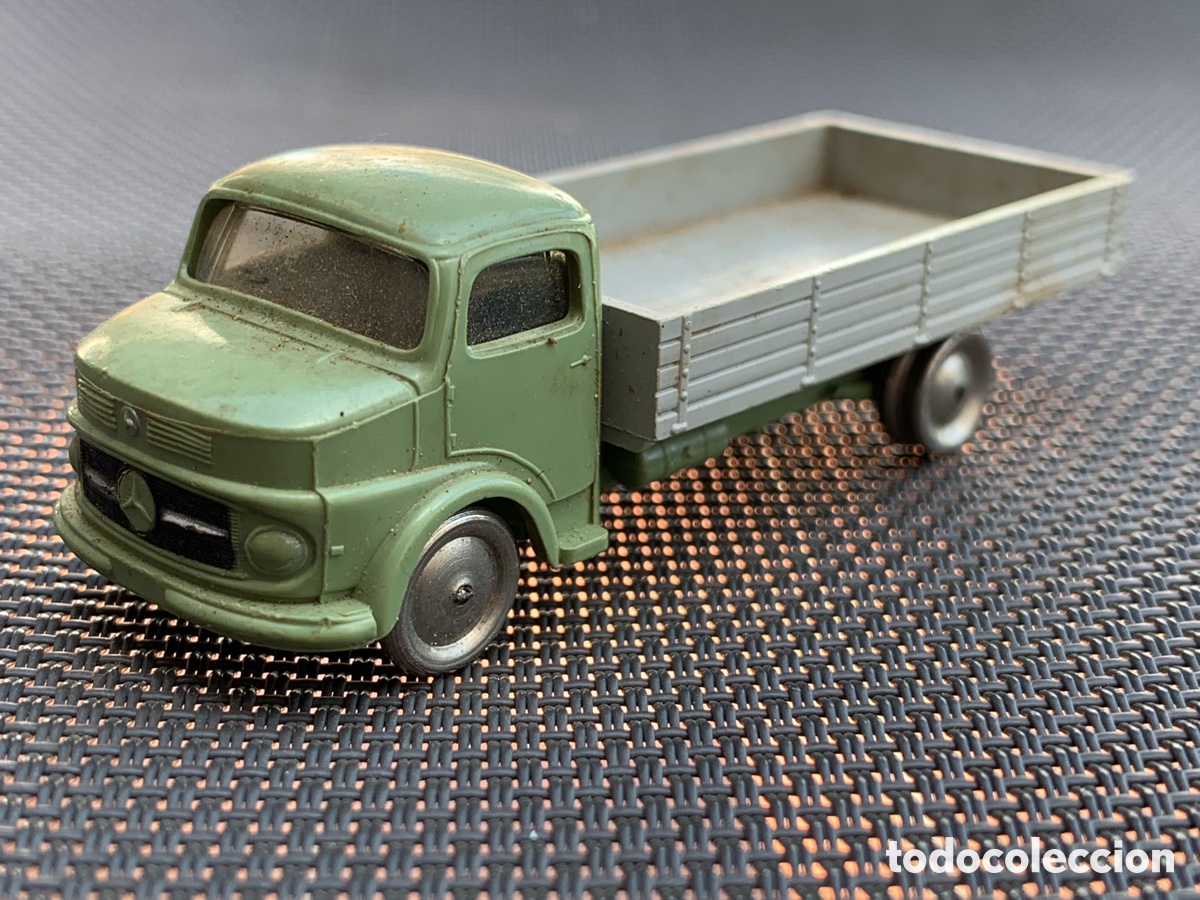 Coches a escala: Cami&oacute;n Mercedes de Lego, a&ntilde;os 60. Ruedas met&aacute;licas