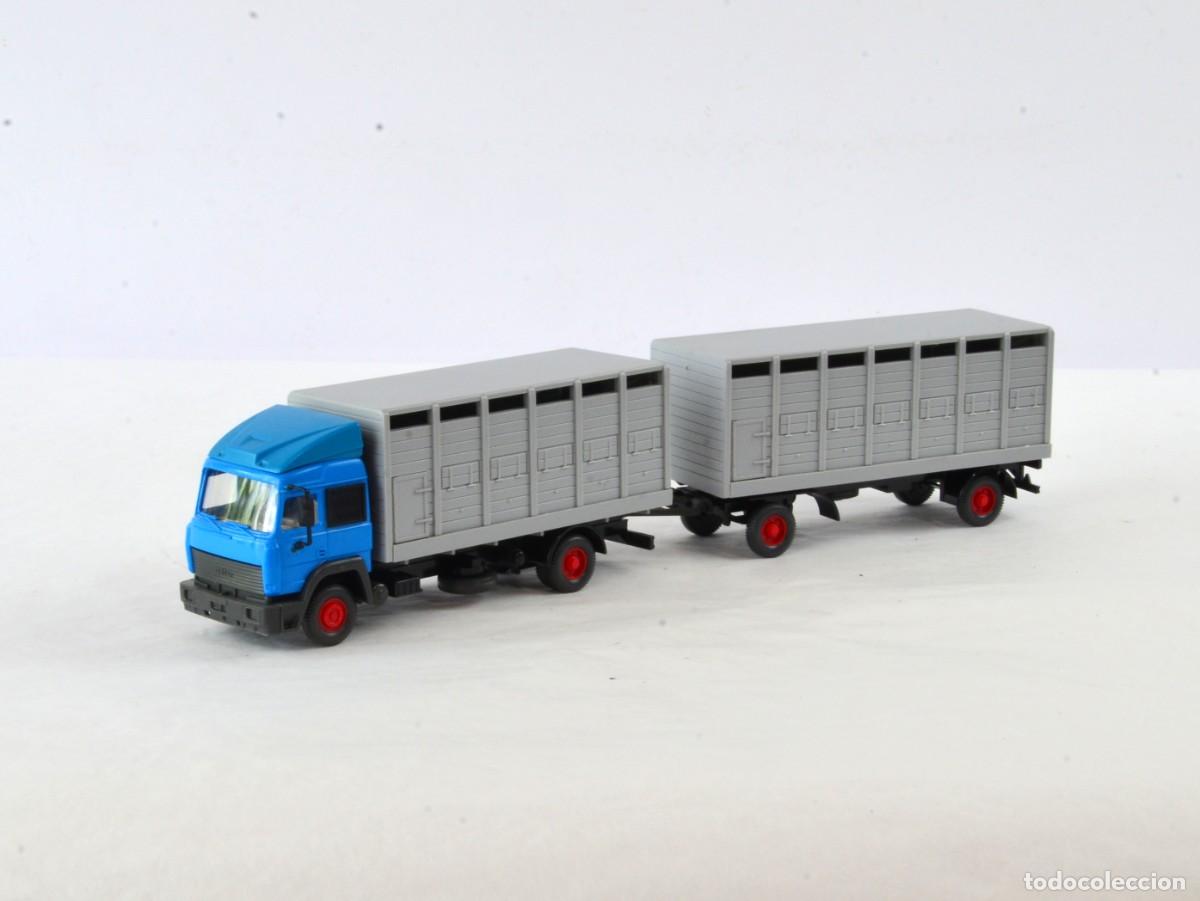Coches a escala: Wiking Escala 1:87 H0 Cami&oacute;n Iveco con Remolque Transporte de Animales Vivos