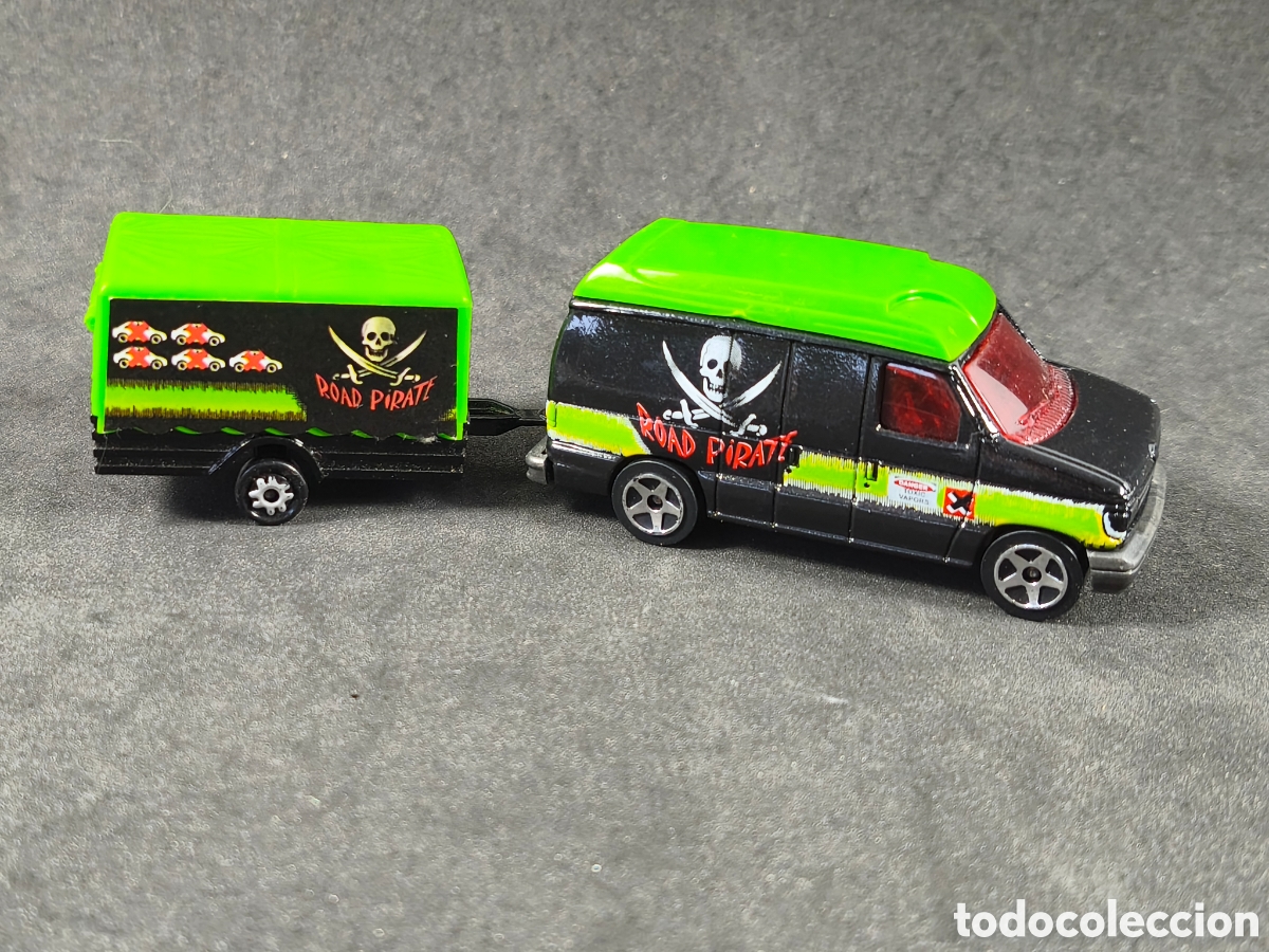 Coches a escala: Ford Econoline con remolque Road Pirata de Majorette