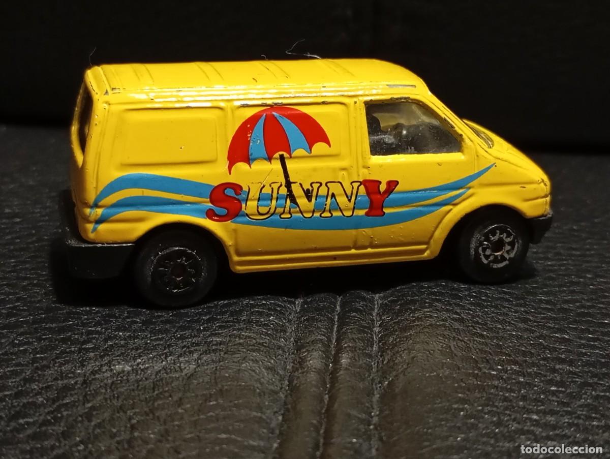 Coches a escala: VOLKSWAGEN CARAVELLE - COCHE MINIATURA - MAISTO - PARA RESTAURAR