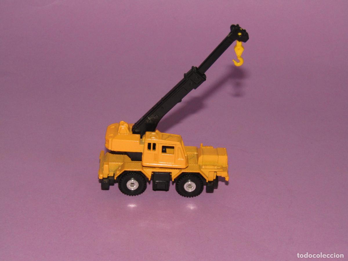 Coches a escala: Antigua Gr&uacute;a TADANO ROUGH TERRAIN CRANE Diecast Escala 1/96 TOMICA Fabricada en JAP&Oacute;N por TOMY