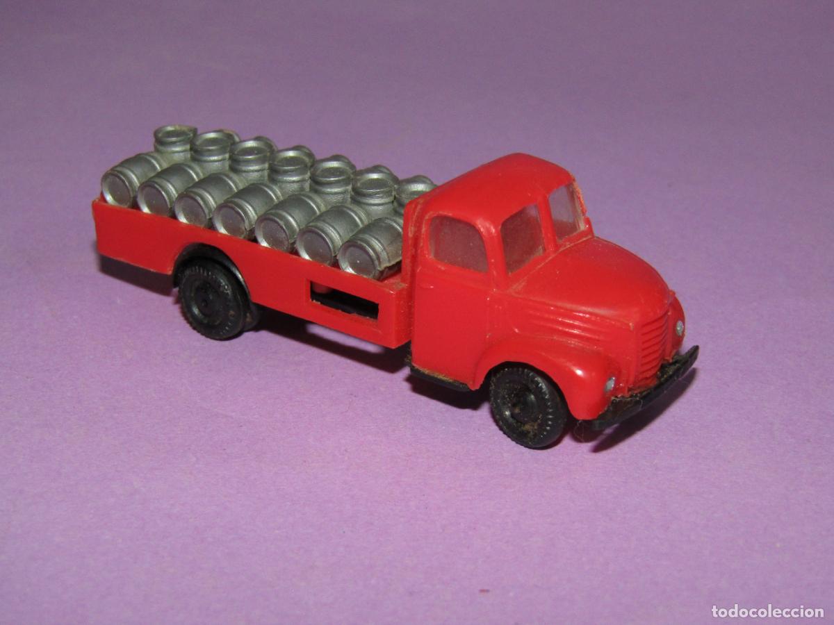 Coches a escala: Antiguo Cami&oacute;n Reparto EBRO con Barriles de Cerveza en Escala 1/86 de EKO