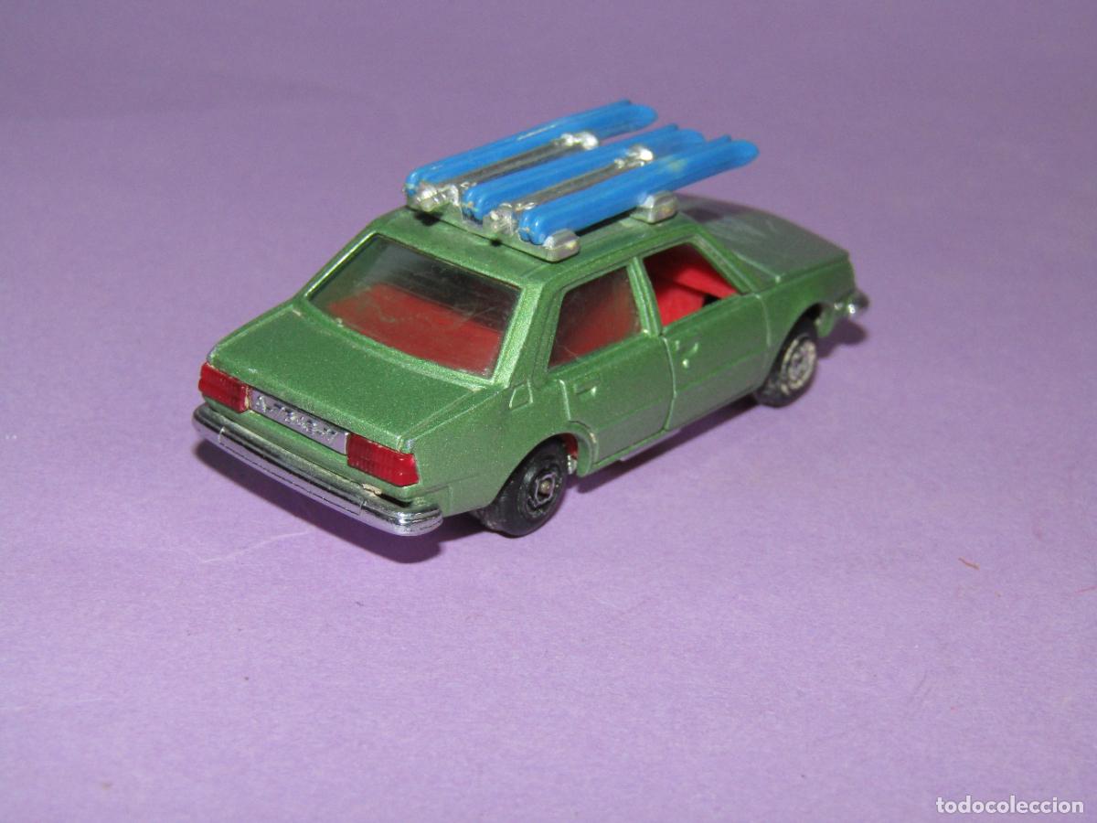 Coches a escala: Antiguo RENAULT 18 GTS con Esqu&iacute;s en Escala 1/64 de Miniaturas en Metal GUISVAL
