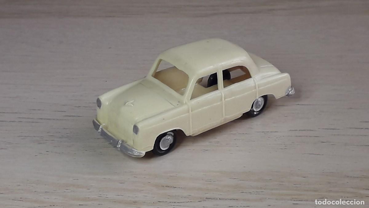 Coches a escala: Ford Prefect, pl&aacute;stico r&iacute;gido, esc. aprox. 1/87 H0, Pulga tipo Eko, made in Spain, a&ntilde;os 60.