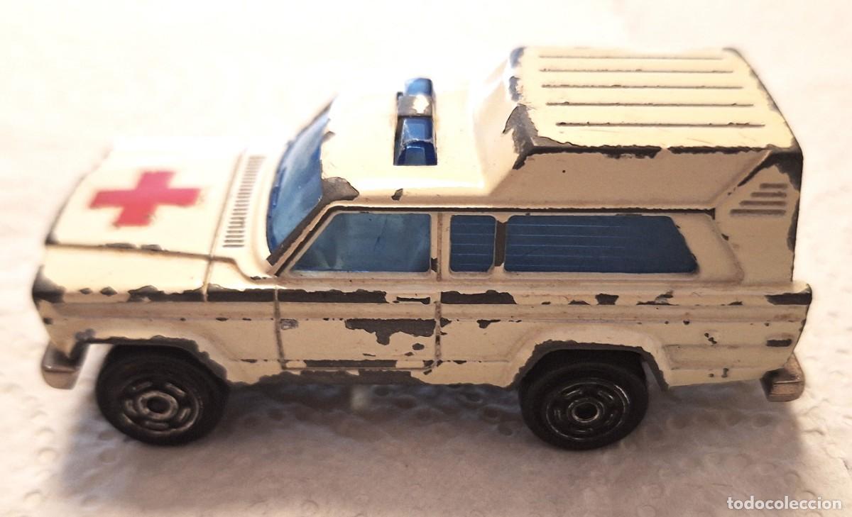 Coches a escala: COCHE ESCALA ANTIGUO - AMBULANCIA ESCALA 1/64 - A&Ntilde;OS 80 - MARCA MAJORETTE (FRANCIA)