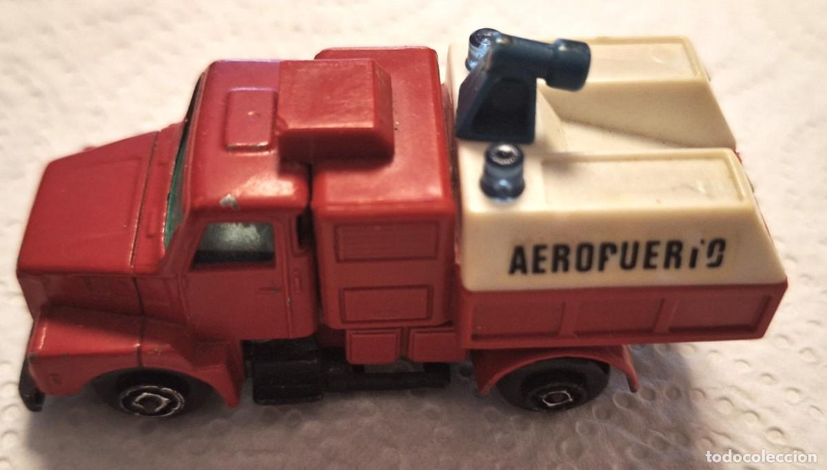 Coches a escala: COCHE ESCALA ANTIGUO - CAMION VOLVO AEROPUERTO - A&Ntilde;OS 80 - MARCA GUISVAL