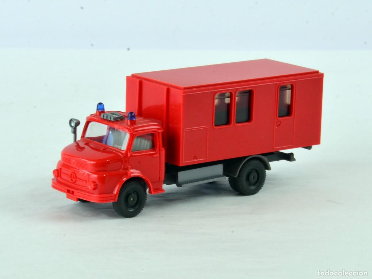 Coches a escala: Wiking Escala 1:87 H0 Mercedes Benz 1413 Bomberos con Contenedor Control de Operaciones Rojo Claro