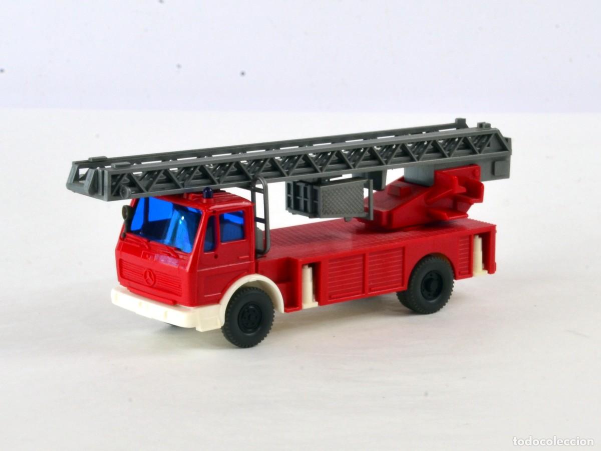 Coches a escala: Wiking Escala 1:87 H0 Cami&oacute;n de Bomberos Mercedes Benz NG DLK 23-12