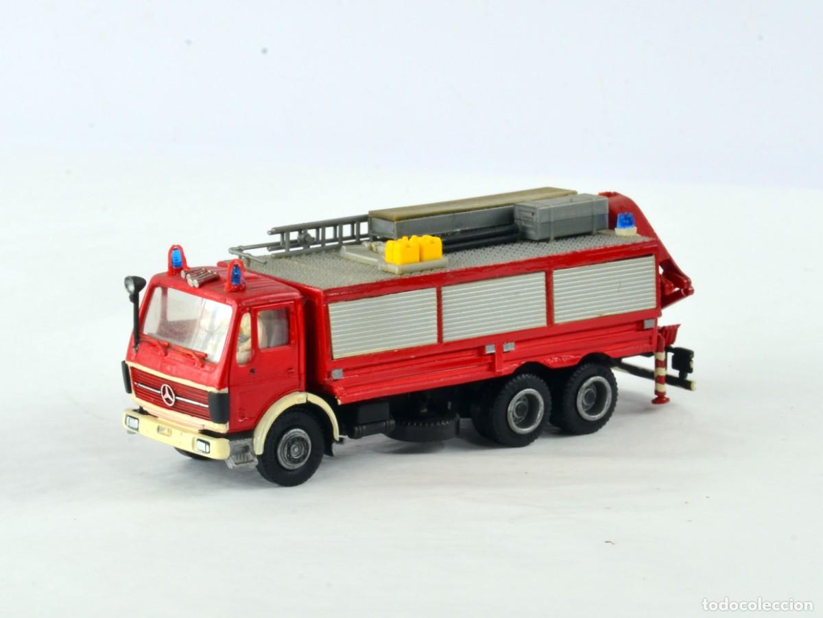 Coches a escala: Herpa Escala H0 1:87 Cami&oacute;n de Bomberos Mercedes Benz NG 6x4 con Gr&uacute;a Pluma Pintado