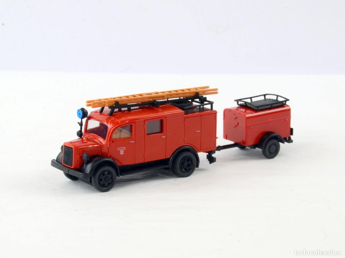 Coches a escala: Roco Escala 1:87 H0 Cami&oacute;n de Bomberos Mercedes Benz L1500S LF8 con Remolque Impecable con Caja