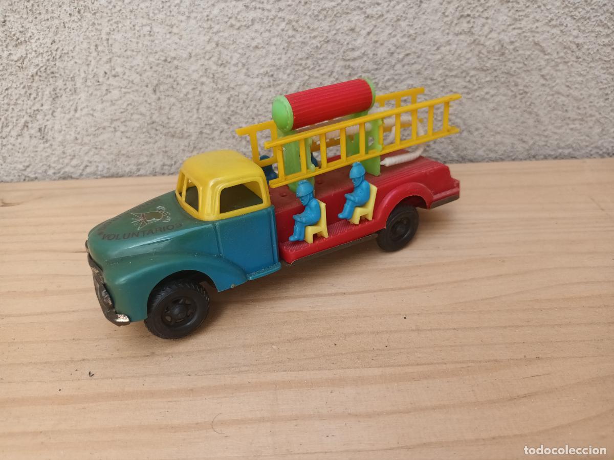 Coches a escala: CAMI&Oacute;N PEPE. BOMBEIROS VOLUNTARIOS. PLASTICO Y METALICO. POMPIERS. BOMBEROS. BOMBERS