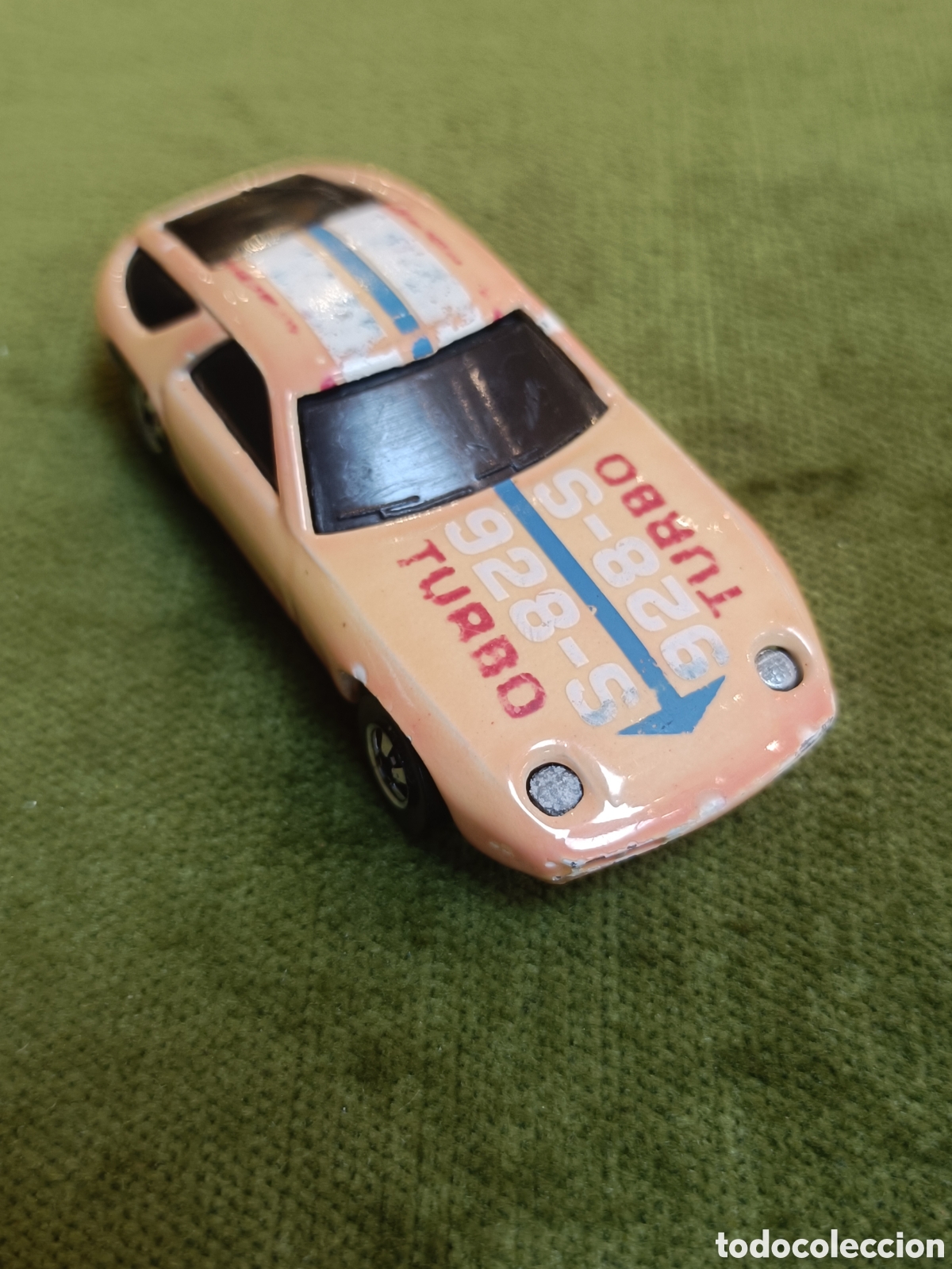 Coches a escala: Coche Hot Wheels Porsche 928 Presenta una carrocer&iacute;a de color melocot&oacute;n con detalles de pintura...