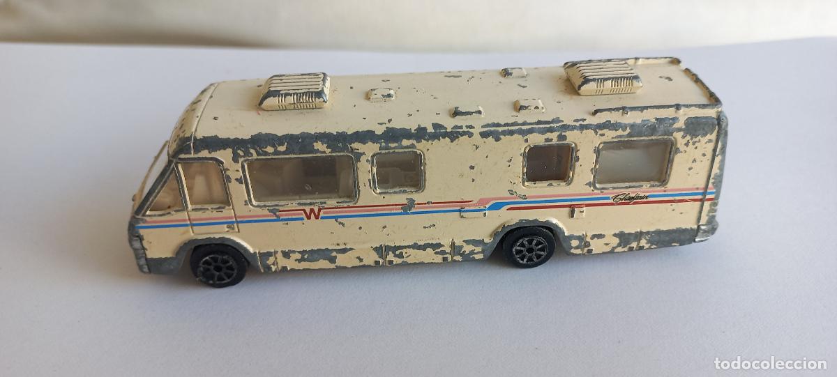 Coches a escala: Autocaravana Road Champs 1990 Winnebago Chieftain diecast 1:64.