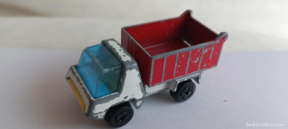 Coches a escala: Cami&oacute;n de volteo Playart vintage de la d&eacute;cada de 1970 fabricado en Hong Kong. Coche miniatura
