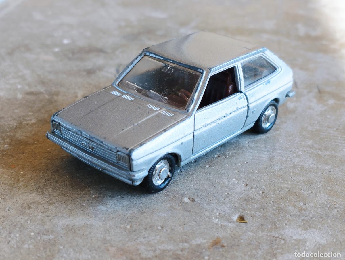 Coches a escala: FORD FIESTA GRIS PLATA DE LA MARCA MIRA 1,64 PRIMERA SERIE CHASIS METAL