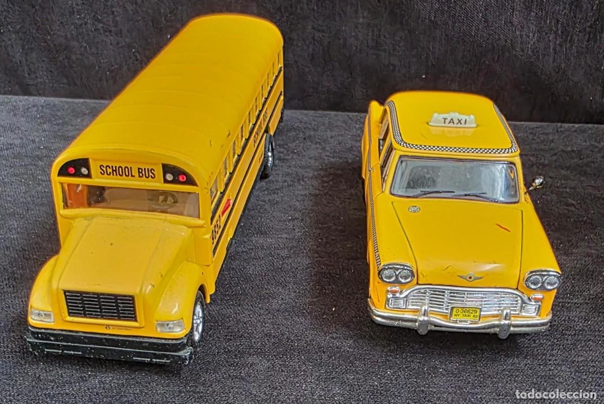 Coches a escala: Lote de Veh&iacute;culos en Miniatura Americanos &ndash; Taxi Cl&aacute;sico Amarillo y Autob&uacute;s Escolar School Bus