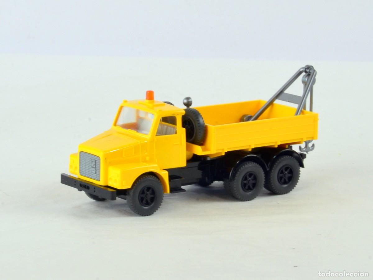Coches a escala: Wiking Escala 1:87 H0 Cami&oacute;n Gr&uacute;a Volvo FN Amarillo