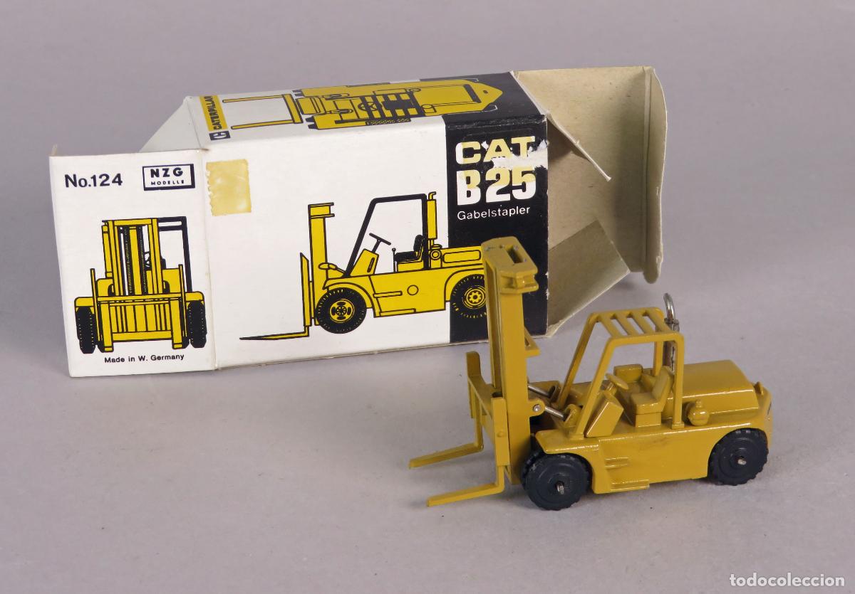 Coches a escala: Carretilla elevadora B25 Caterpillar NZG 124 Western Germany con caja escala peque&ntilde;a