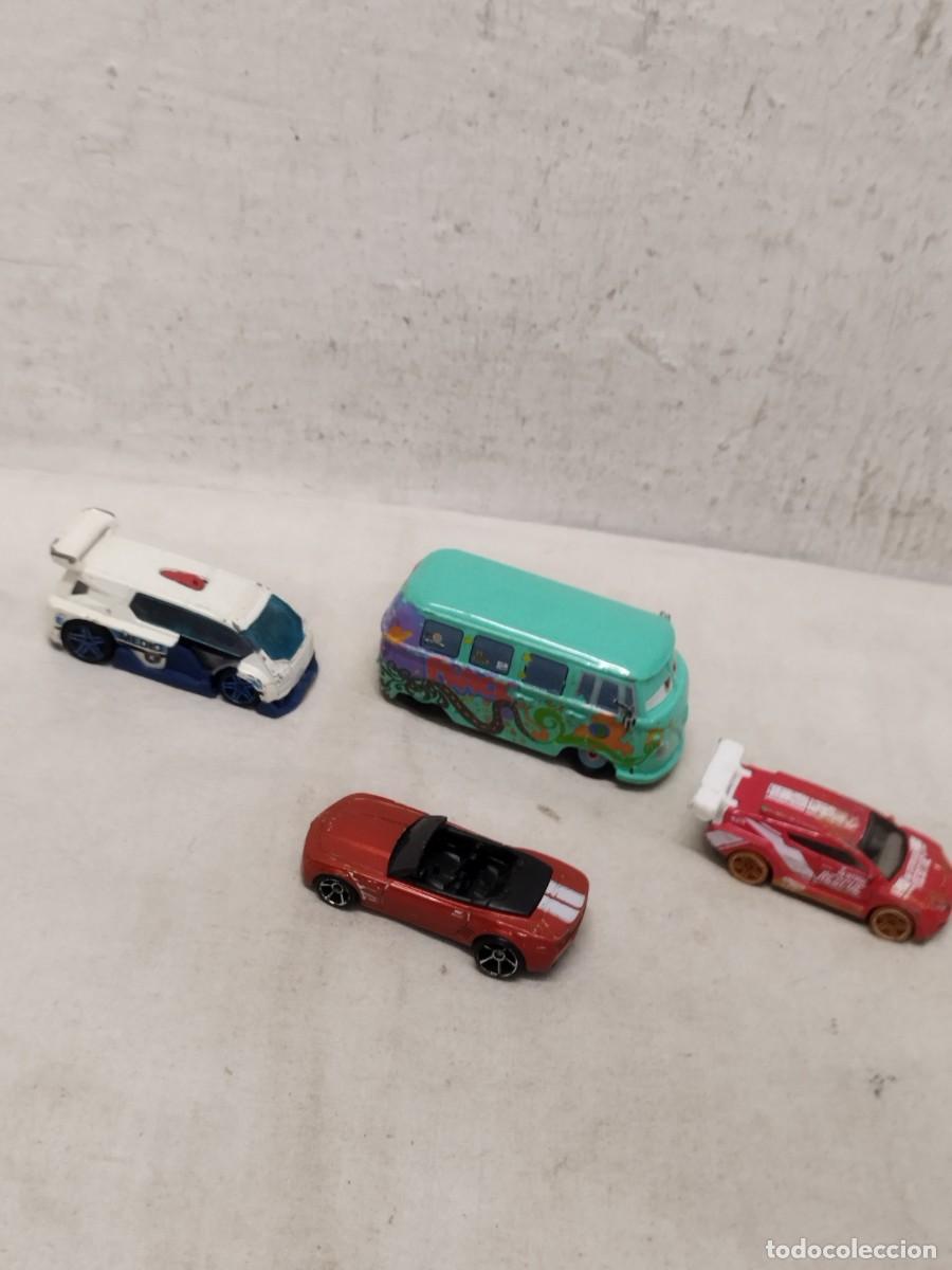 Coches a escala: Lote de 4 coches de juguete, 3 hotwheels y cars furgoneta con falta ruedas traseras.