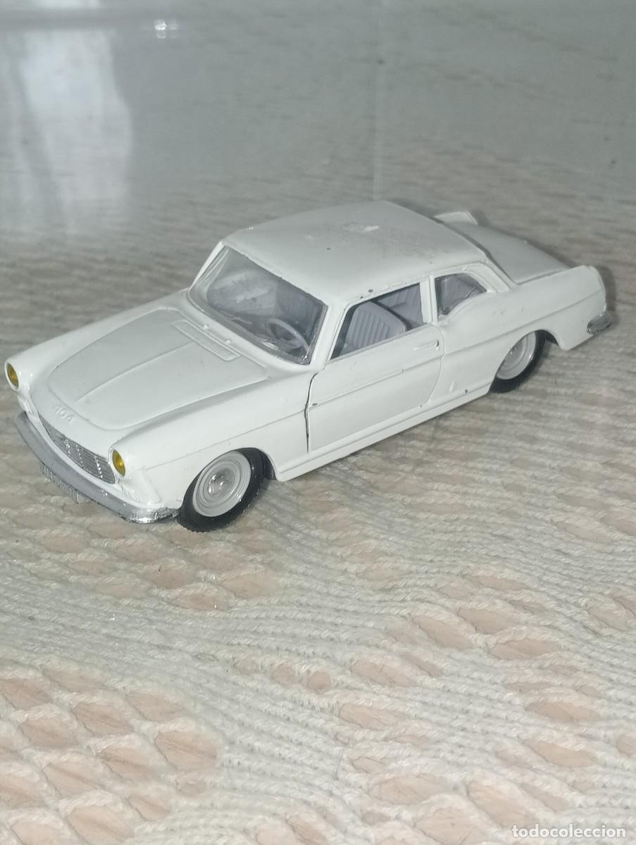 Coches a escala: Peugeot 404 coup&eacute; 1964