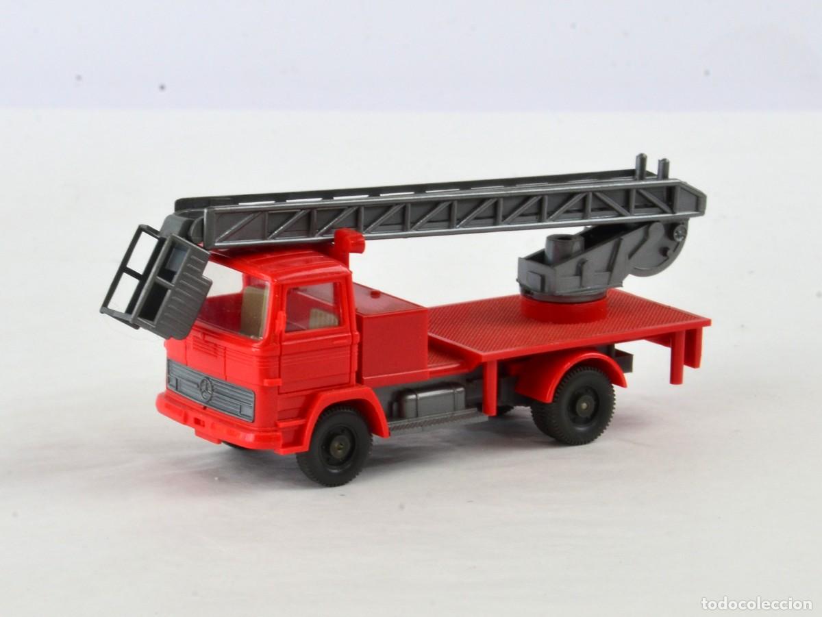 Coches a escala: Wiking Escala 1:87 H0 Cami&oacute;n Escalera Mercedes Benz LP1317 1972 - 82 Rojo
