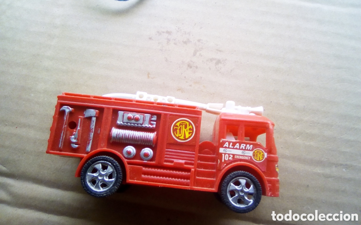 Coches a escala: Cami&oacute;n bomberos Emergency Fire Alarm. Mide 12 cm., pl&aacute;stico.