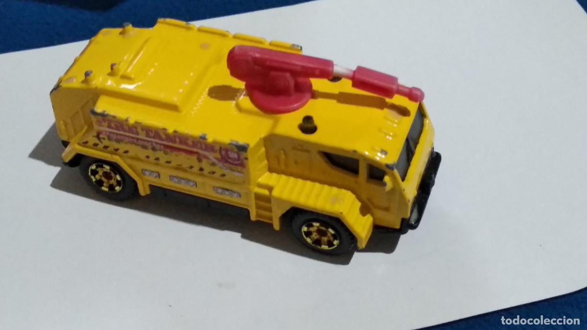 Coches a escala: CAMION DE BOMBEROS DE AEROPUERTO. AIRPORT FIRE TANKER. MATCHBOX. 2003 MATTEL METALICO