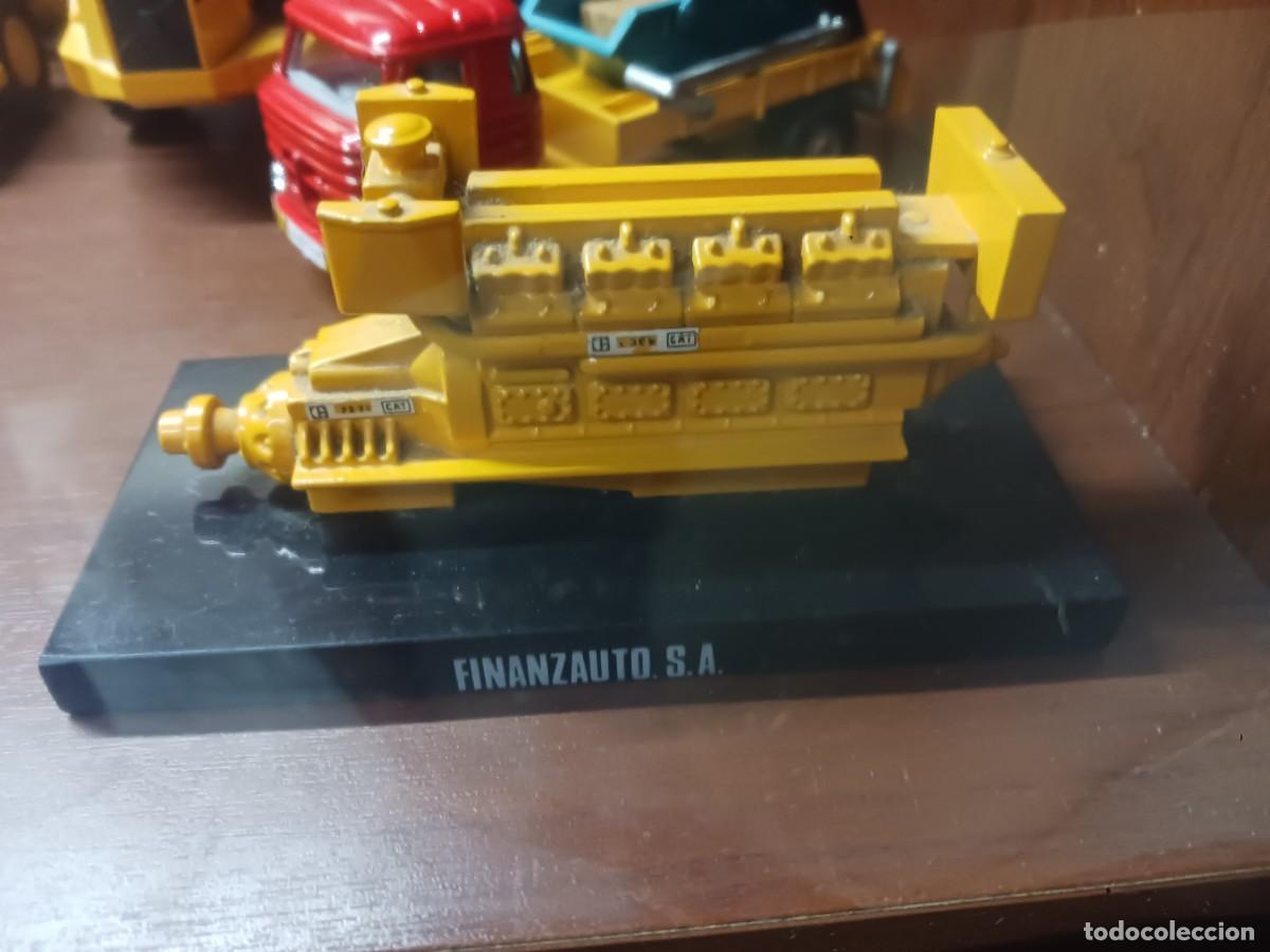 Coches a escala: Motor Caterpillar con peana Finanzauto