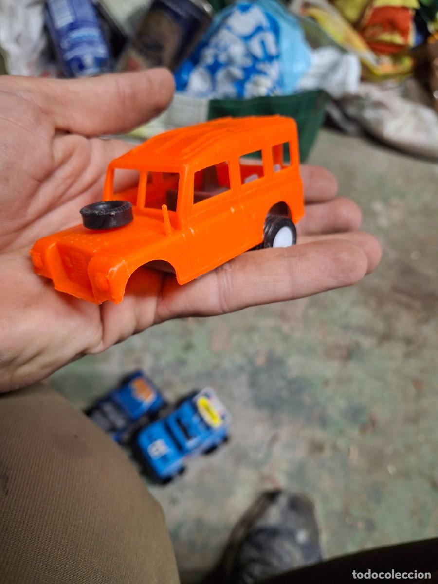 Coches a escala: Antiguo coche maqueta pl&aacute;stico de Juguete Land Rover sobre sorpresa Montaplex