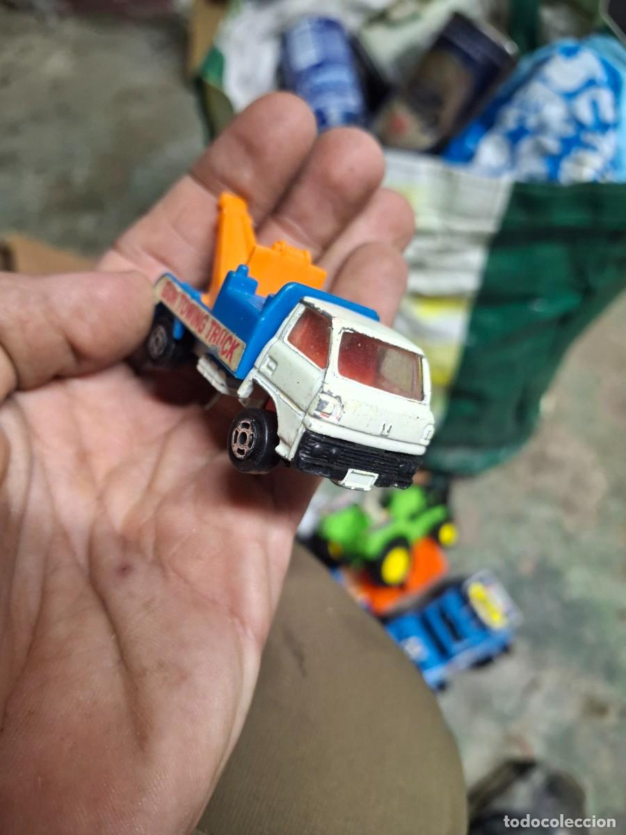 Coches a escala: Antiguo cami&oacute;n de juguete maqueta a escala Toyota Dyna Gun Towing Truck Made in china