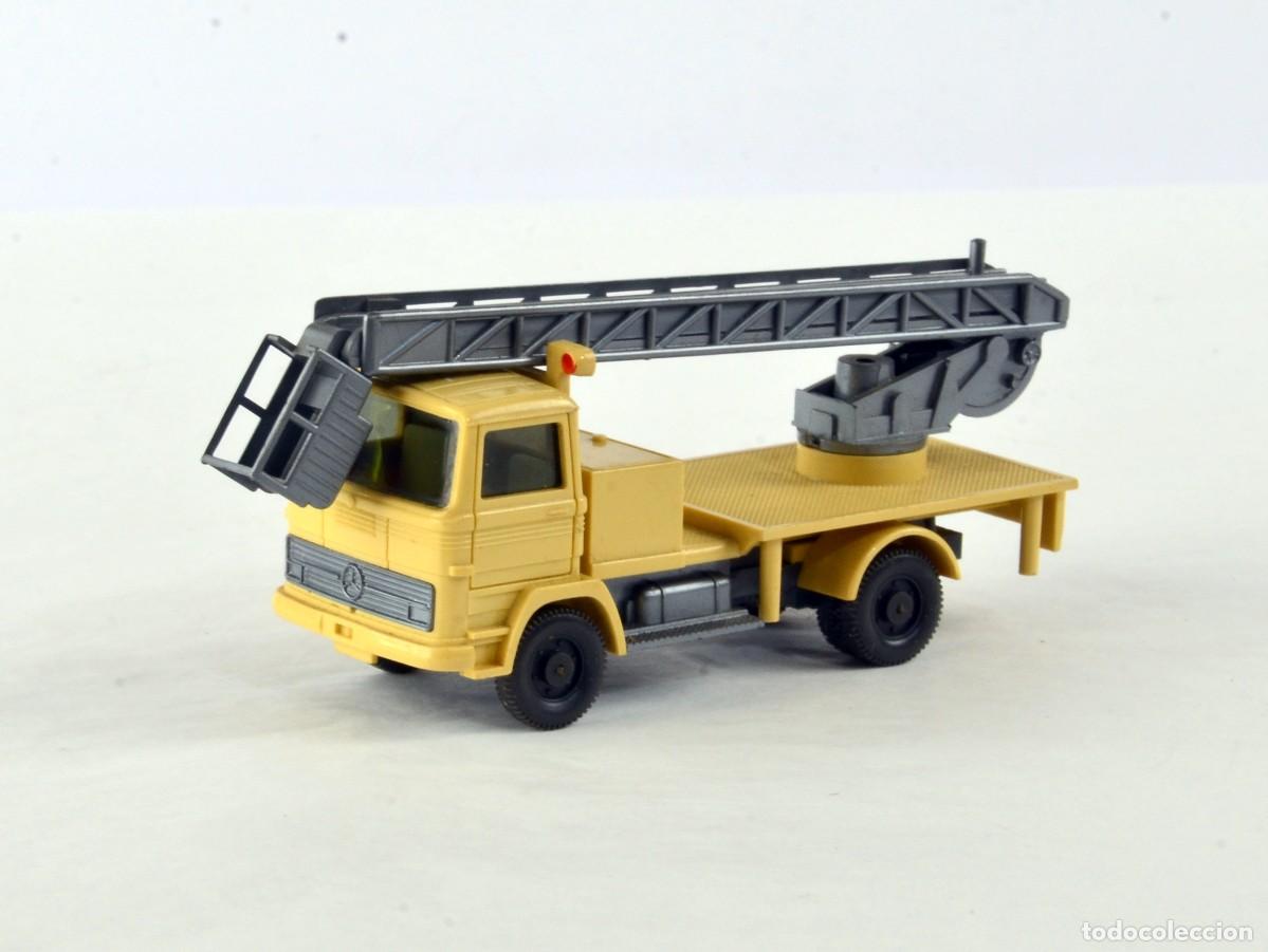 Coches a escala: Wiking Escala 1:87 H0 Antiguo Cami&oacute;n Escalera Mercedes Benz LP1317 1972 - 82 Bes