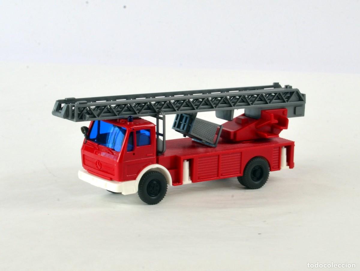 Coches a escala: Wiking Escala 1:87 H0 Cami&oacute;n de Bomberos Mercedes Benz NG DLK 23-12