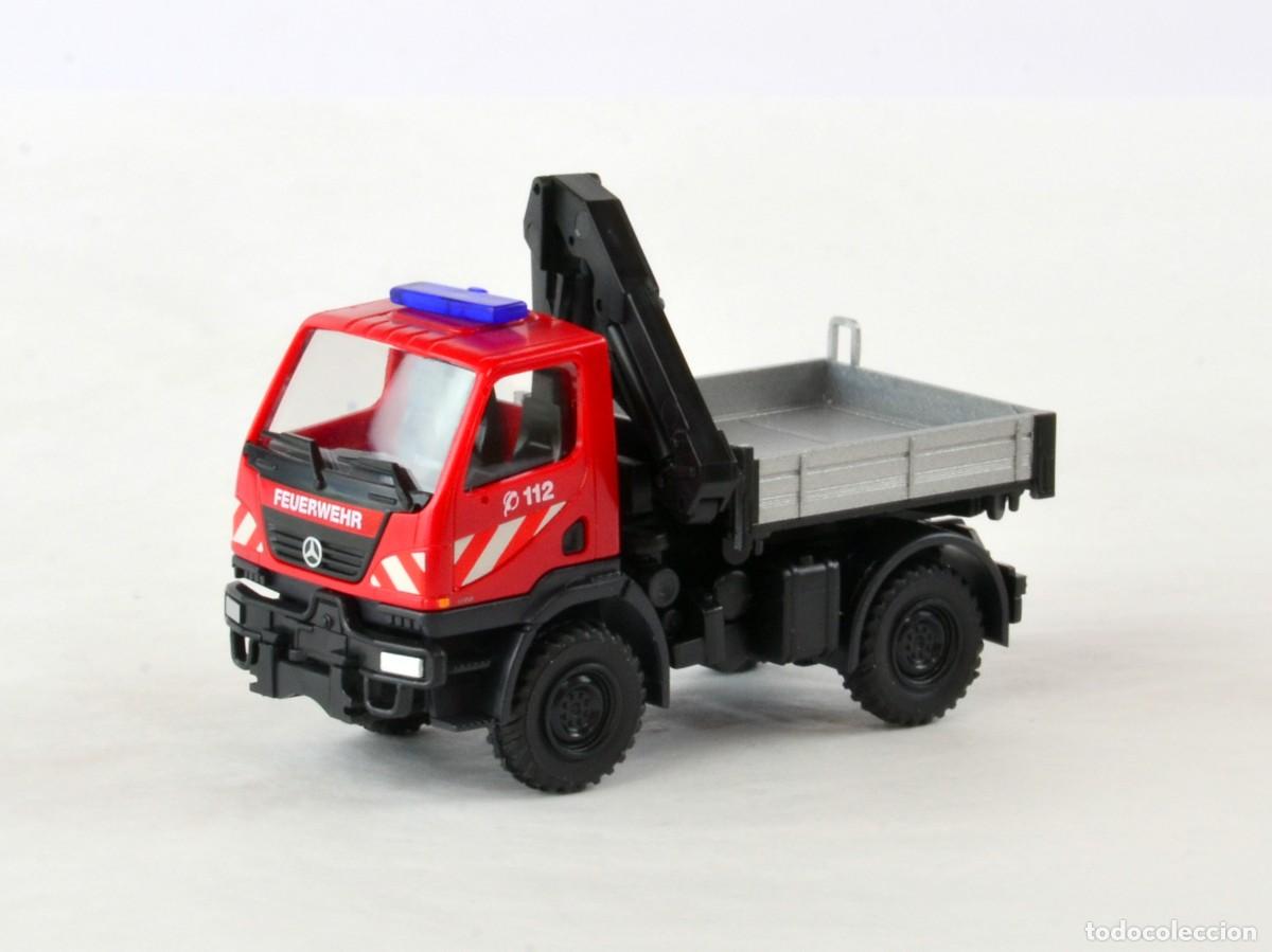 Coches a escala: Wiking Escala 1:87 H0 Bomberos Mercedes Benz Unimog U20 con Gr&uacute;a Pluma Impecable con Caja