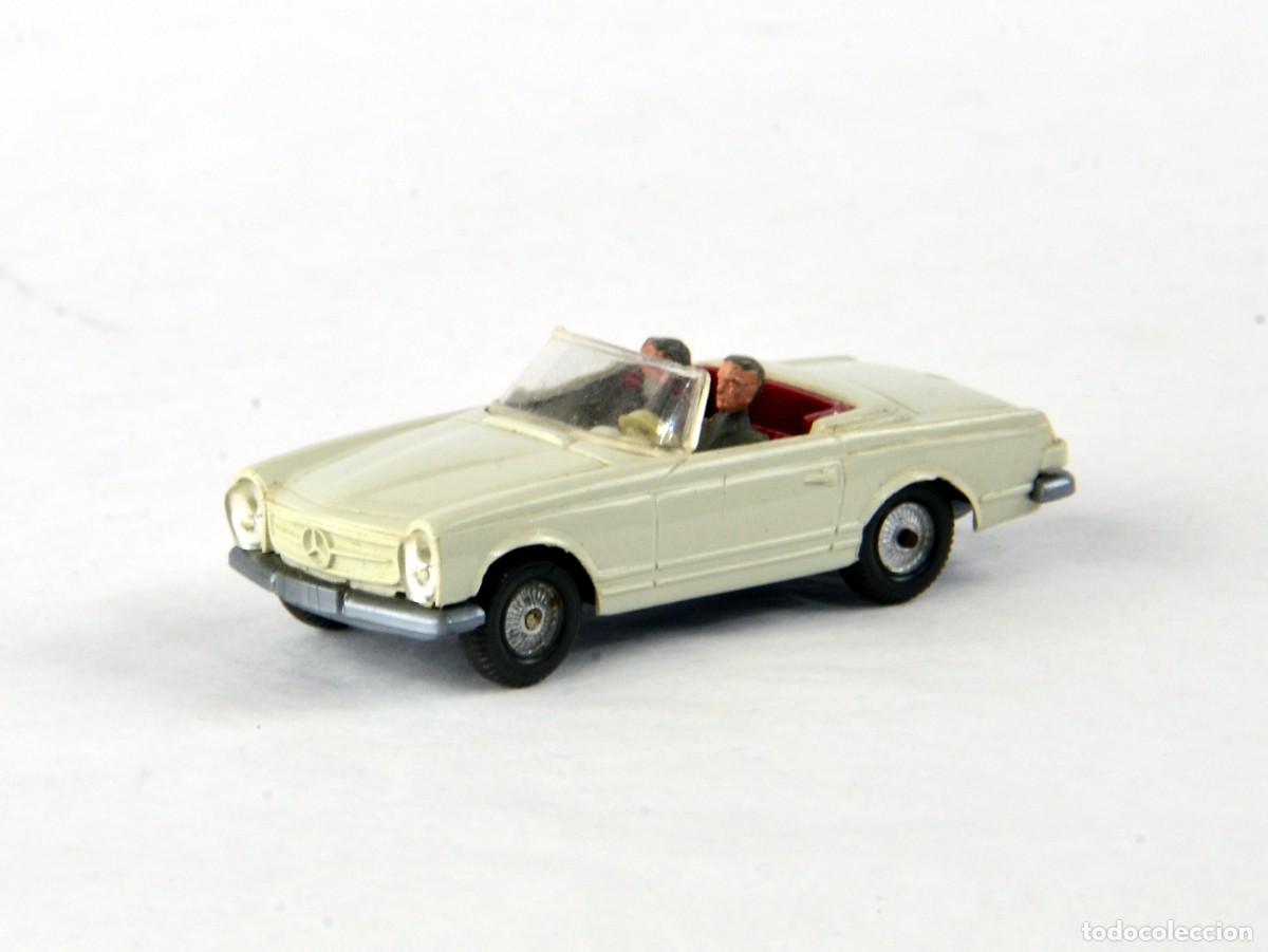 Coches a escala: Wiking Escala 1:87 H0 Antiguo Mercedes Benz 230SL con Figuras, 1965 - 1978 Blanco
