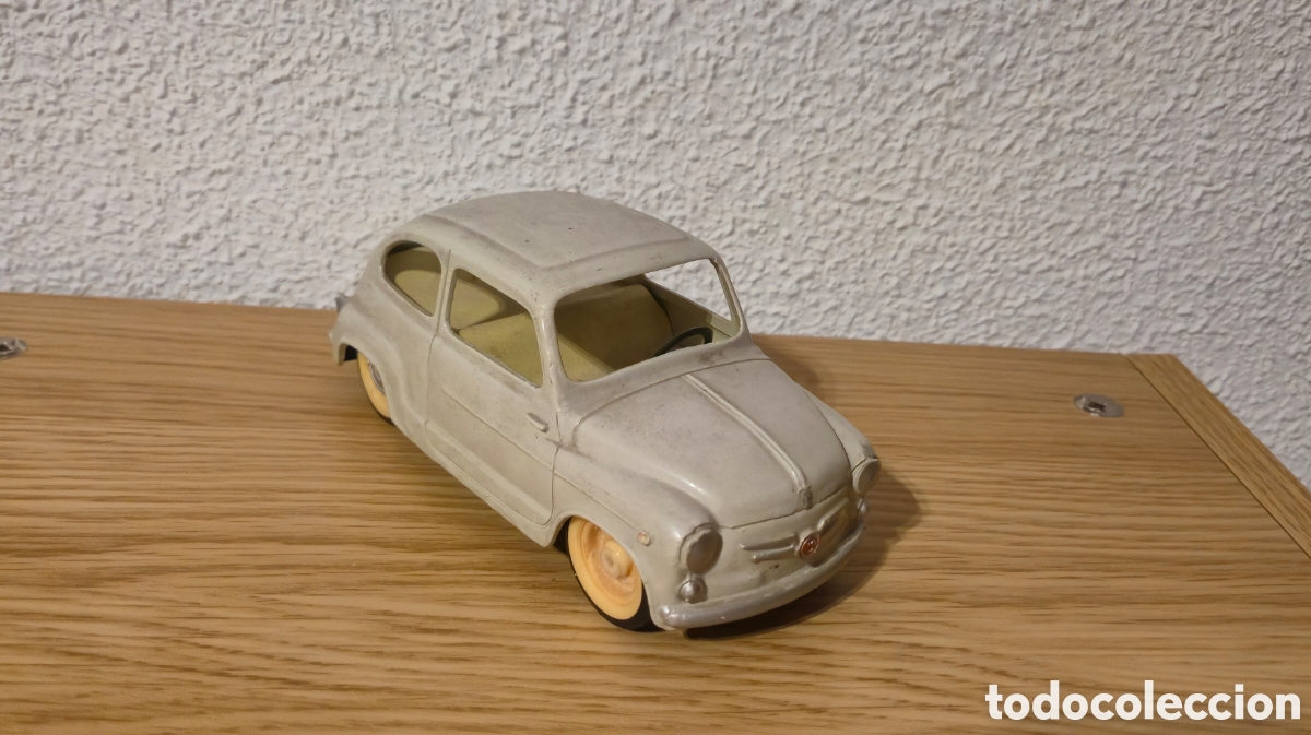 Coches a escala: Antiguo coche de fricci&oacute;n Seat 600 de Pay&aacute;