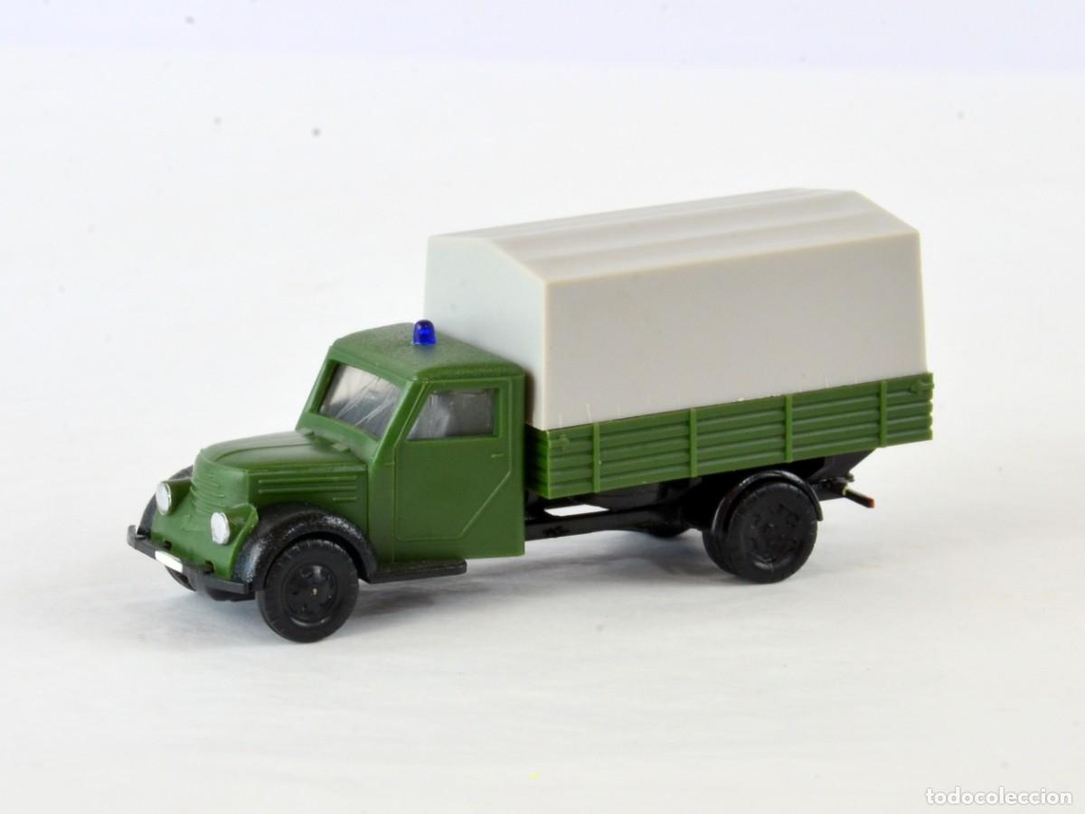 Coches a escala: Beka Escala H0 1:87 RDA Cami&oacute;n Robur Garant 30K Volkspolizei