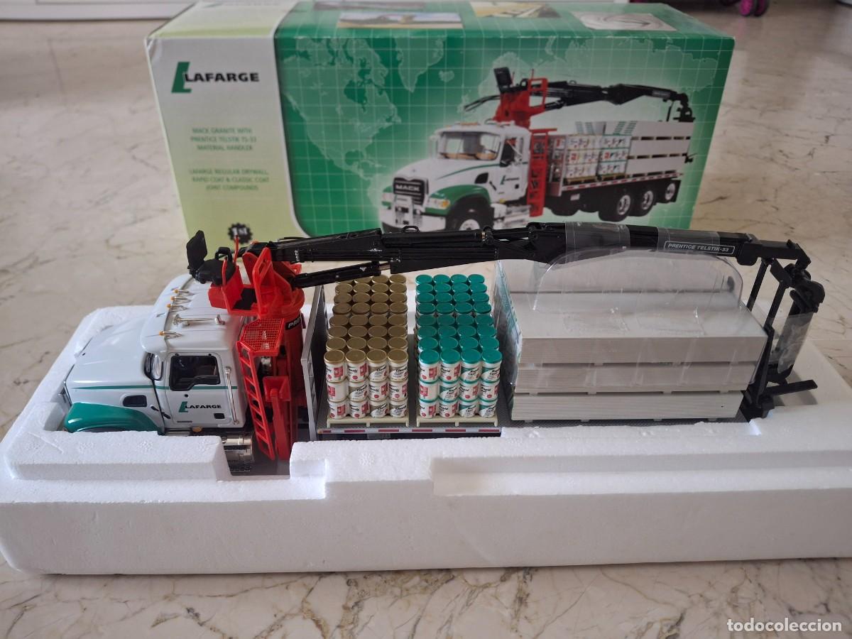 Coches a escala: Cami&oacute;n Mack Granite de Lafarge con manipulador de materiales a 1/34 First Gear