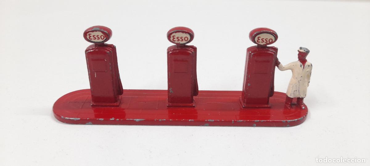 Coches a escala: ANTIGUOS SURTIDORES ESSO . REALIZADOS BY LESNEY . MADE IN ENGLAND A&Ntilde;OS 50 . MEDIDA DE FRENTE 9,5 CM