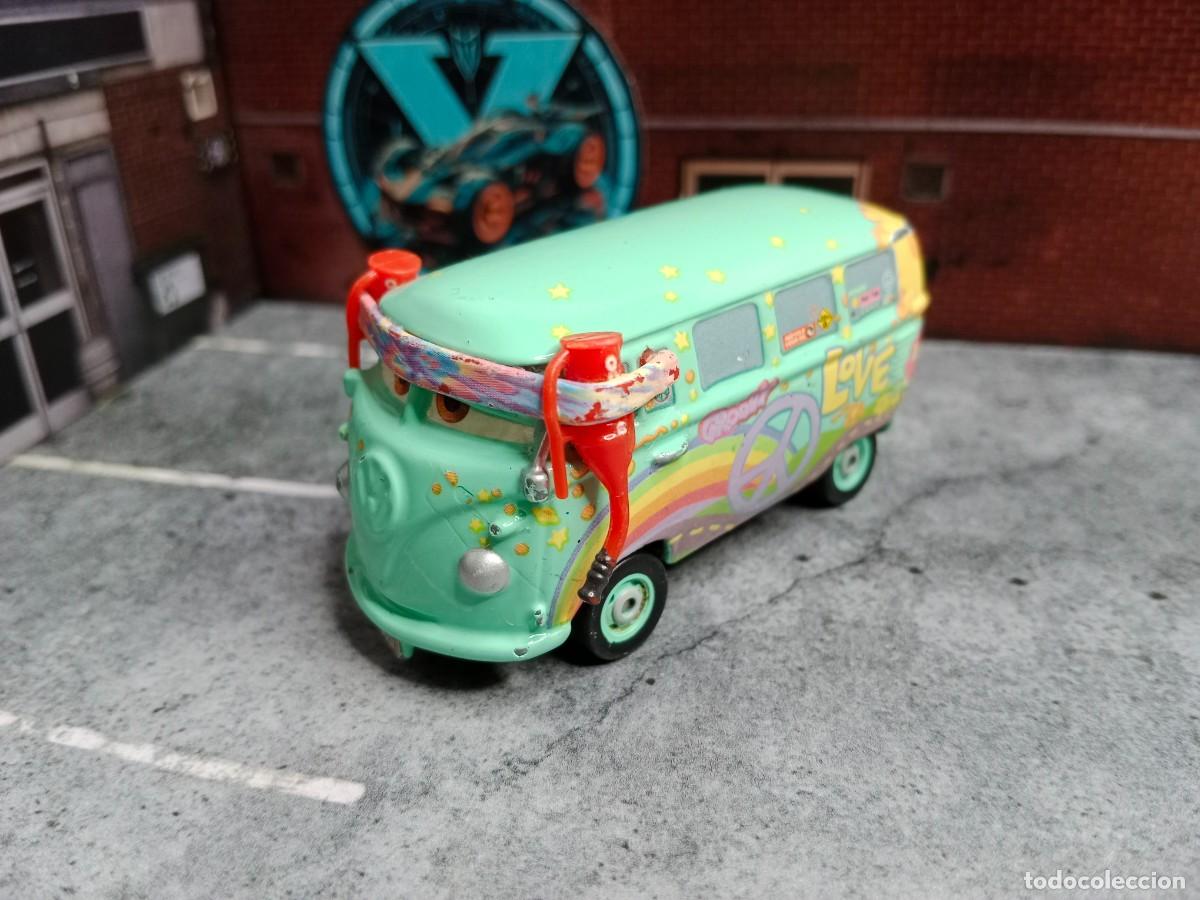 Coches a escala: VW Bus Pit Crew Member Fillmore Cars 7cm Disney Pixar Mattel