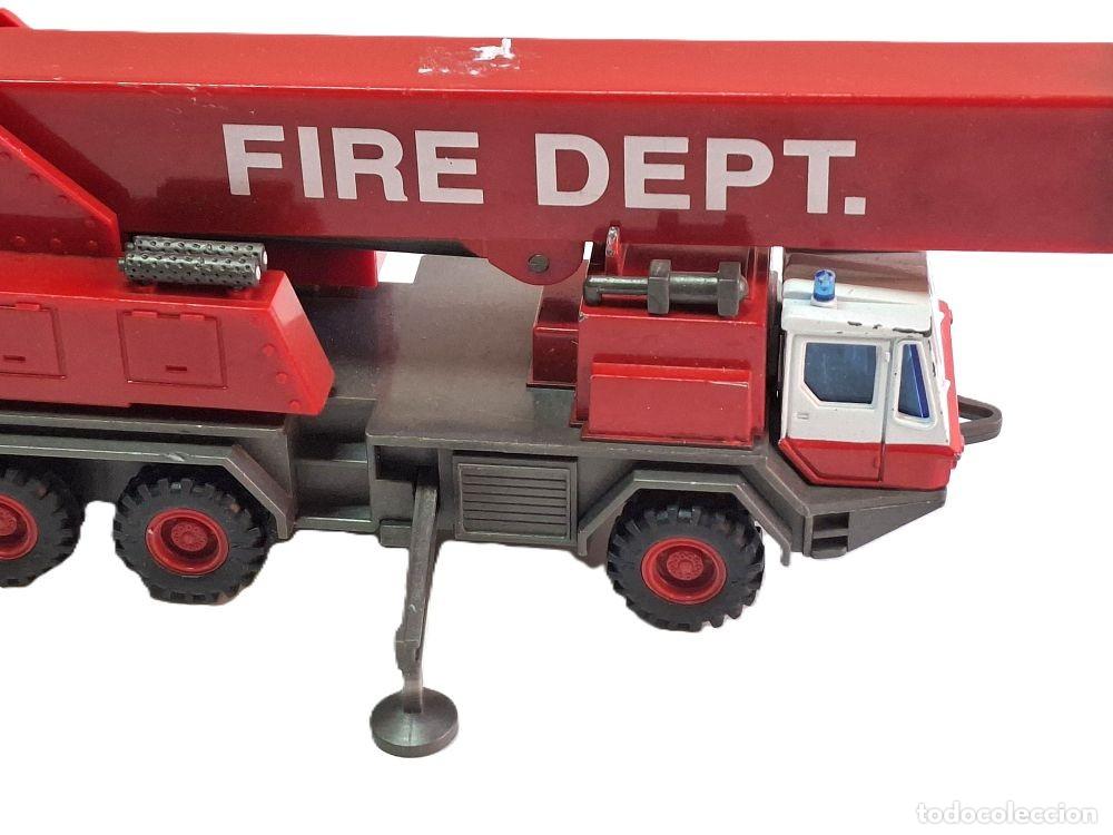 Coches a escala: Cami&oacute;n de bomberos Volvo TechnoDrive - Foto 3