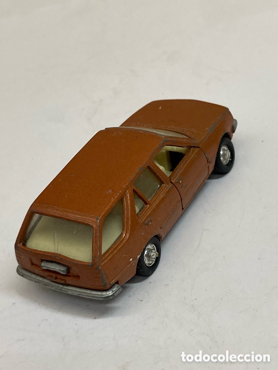 Coches a escala: coche en miniatura Mira modelo Renault 18 Familiar de color naranja
